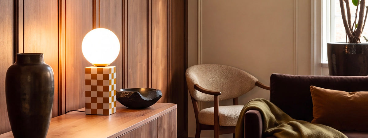 Lampe GRAND ROQUE ocre à damier sur une enfilade en bois, salon aux boiseries