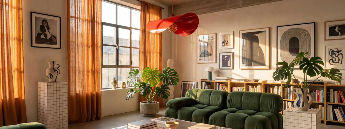 Suspension JUGO rouge dans un salon chaleureux aux rideaux ocre et canapé vert