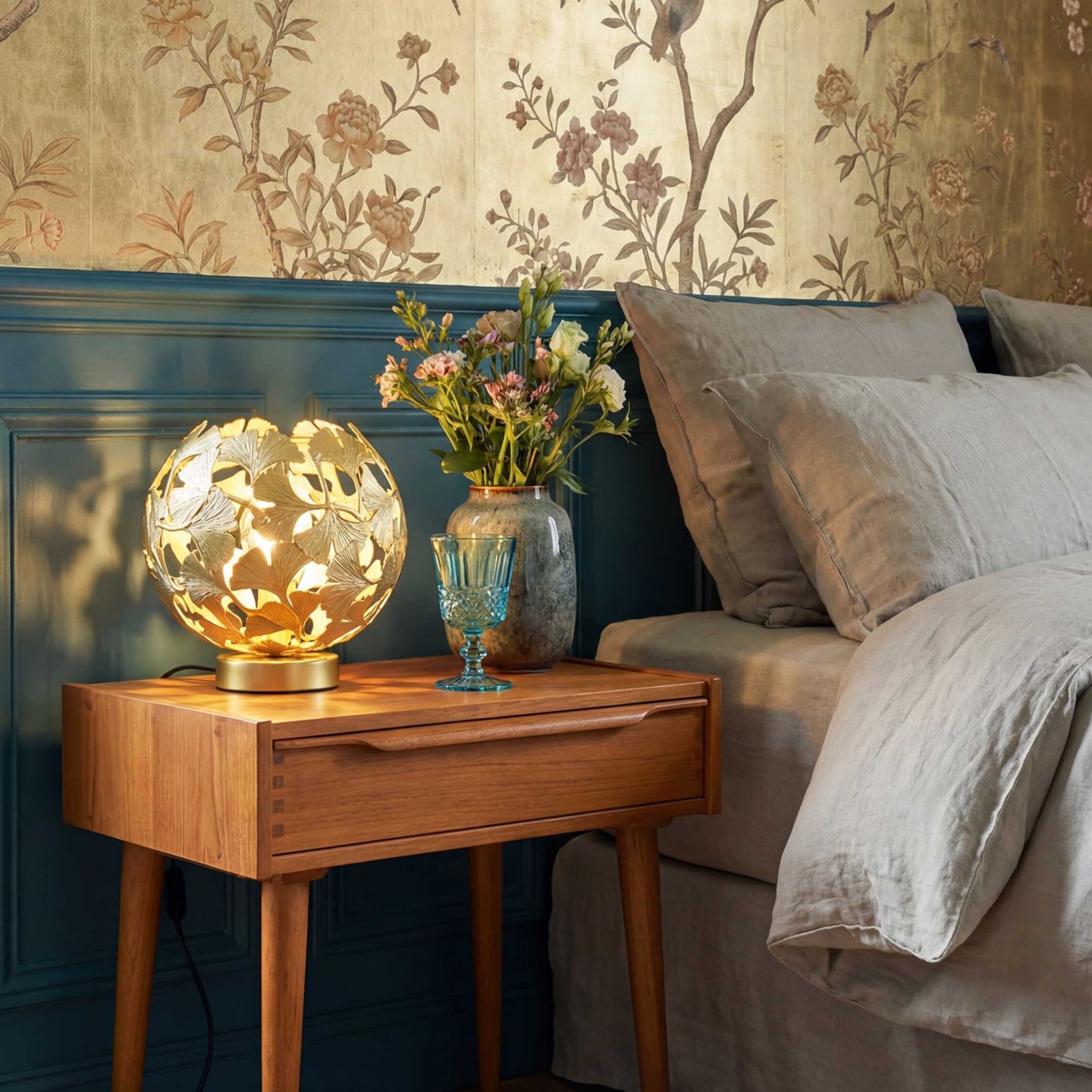 Lampe à poser en métal, motif feuilles de Ginkgo Biloba - OSMOSE