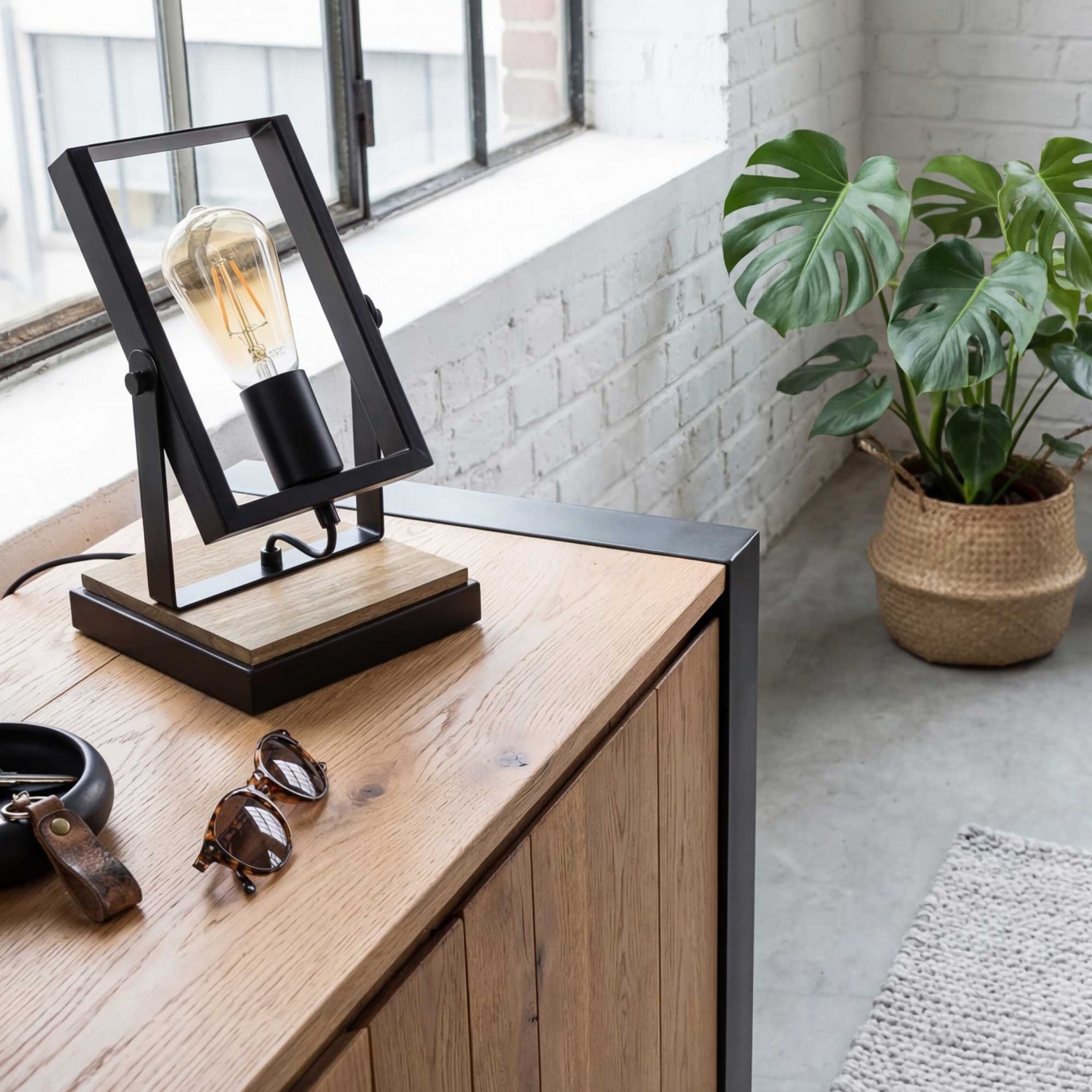 Lampe à poser orientable en métal et bois - NOOLI