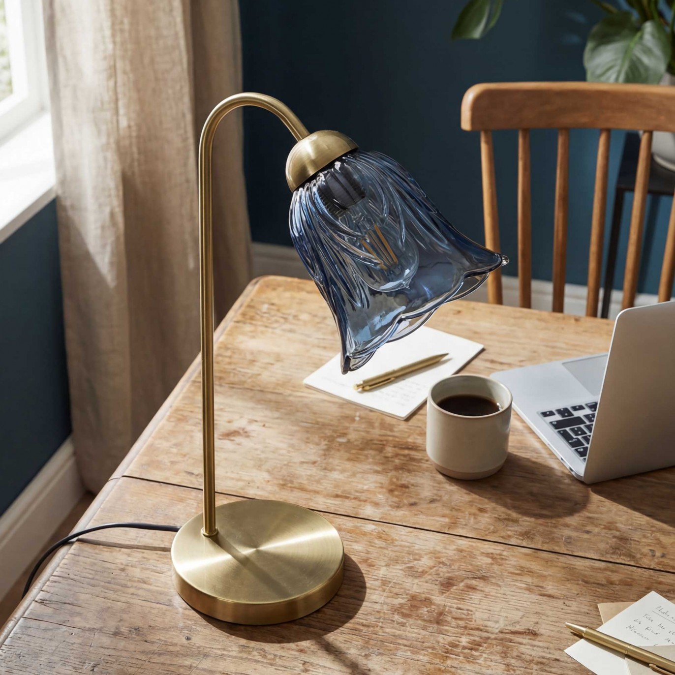 Lampe à poser en verre coloré et métal doré, cordon textile - ARELI