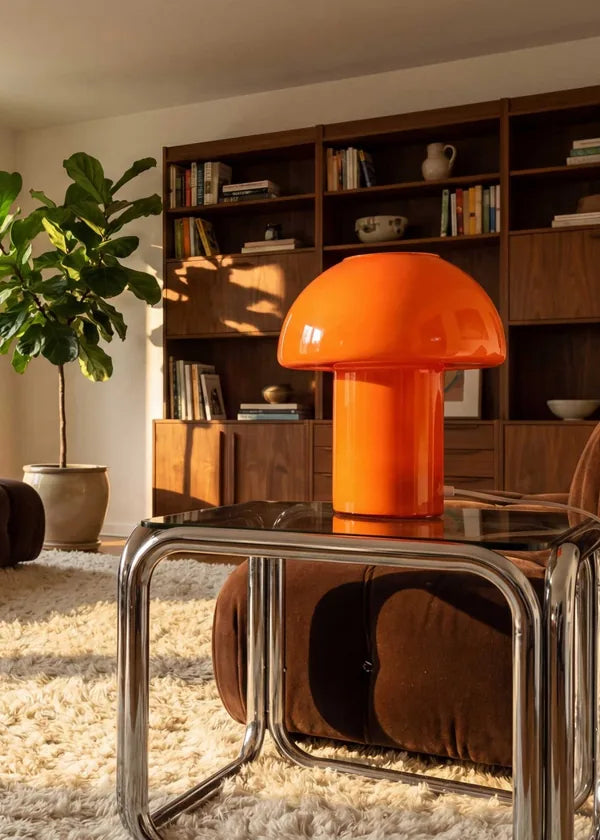 Lampe à poser MISSA orange dans un salon au style rétro
