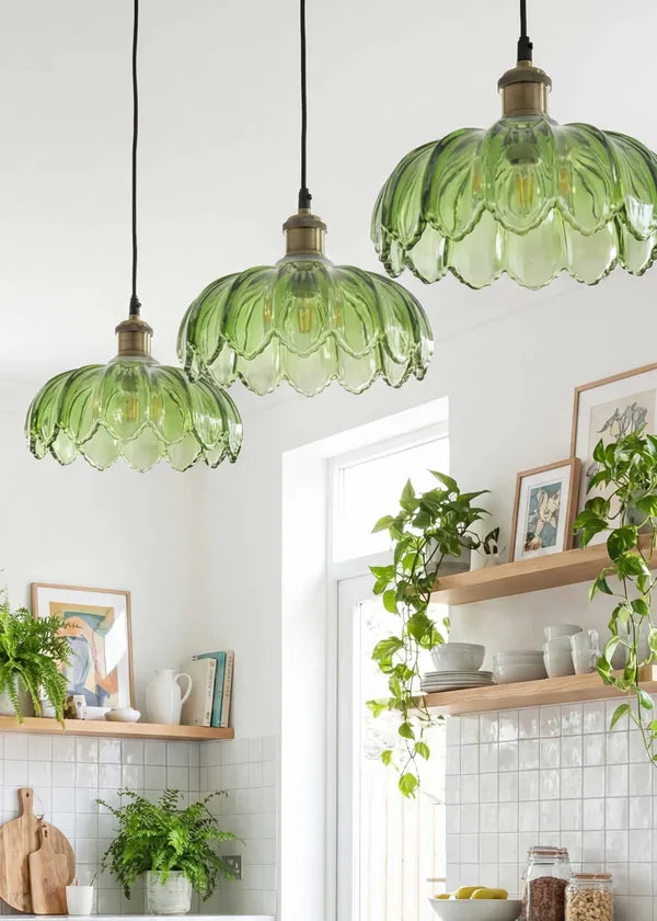 Trois suspensions PÉTALE vertes en verre dans une cuisine lumineuse