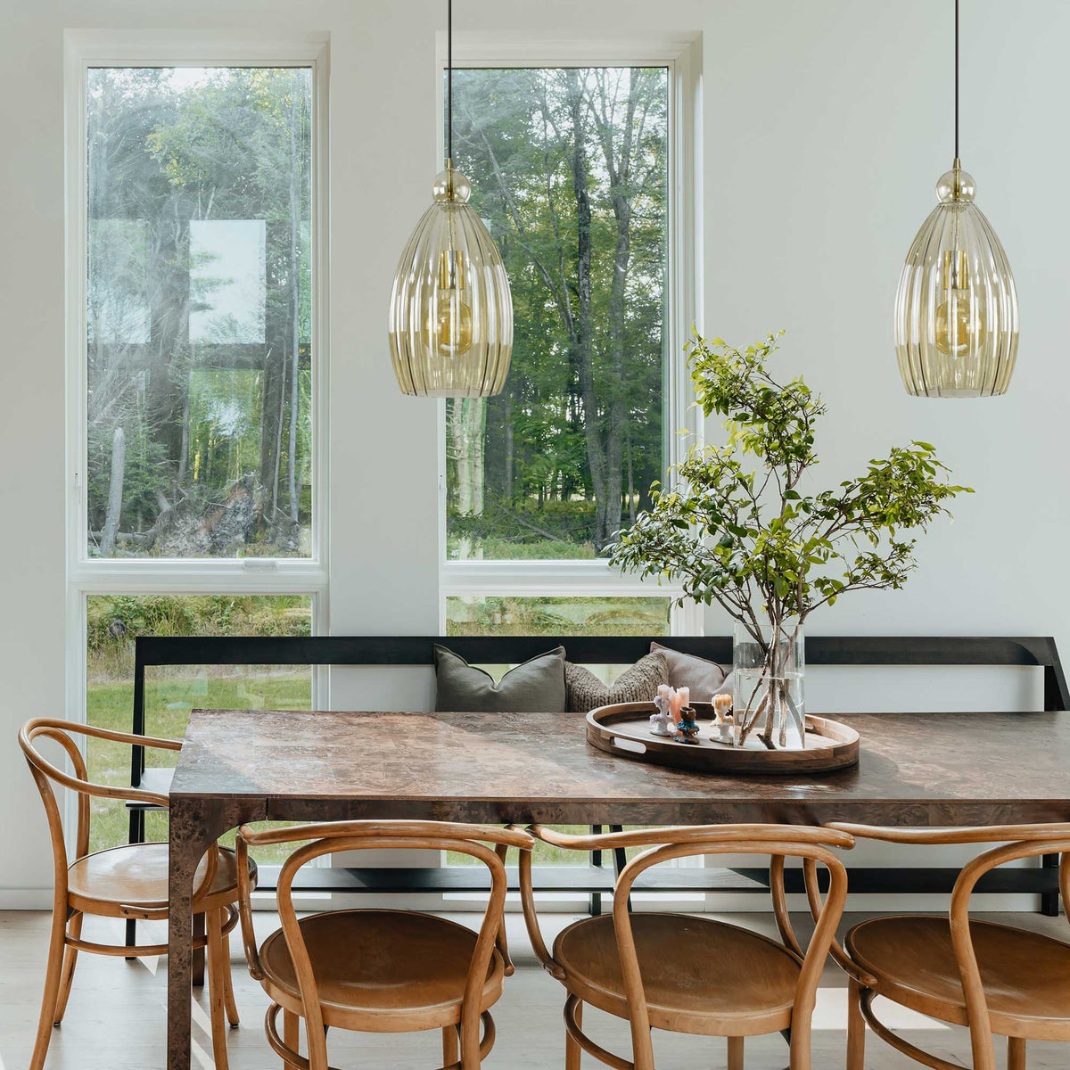 Lámpara colgante GENUSI - Ámbar - en un ambiente interior